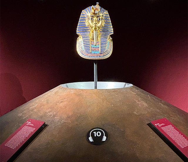 Presentation Table for the Exhibition of Tutanchamun - His Tomb and his Treasures