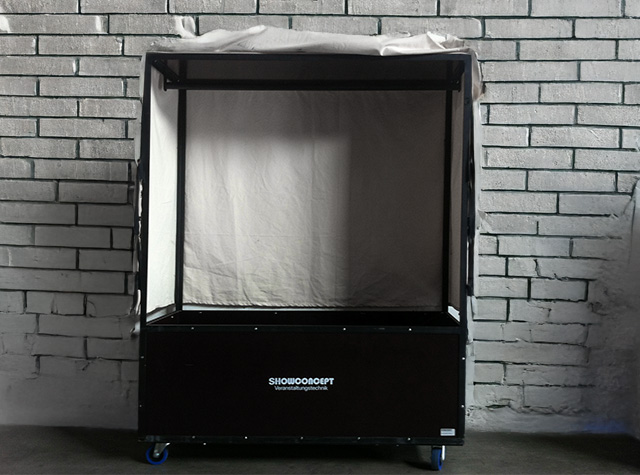 Kostümschrank für Tourneeeinsatz mit Schutzcover Anfertigung Showconcept GmbH