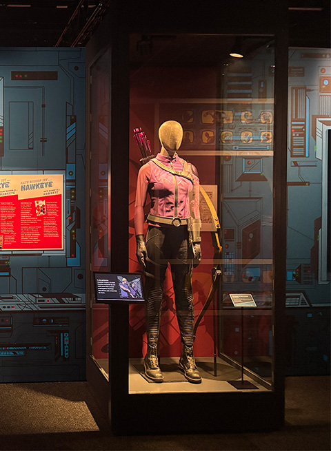 Standvitrine für Kostüme und Mannequins Bau: Showconcept GmbH