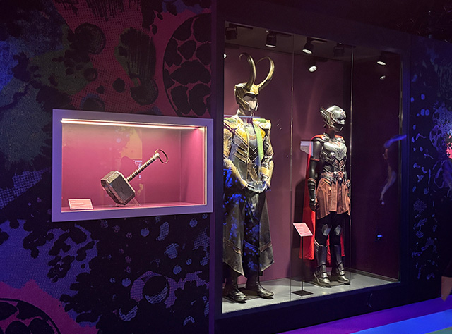 Standvitrine für Kostüme und Mannequins und Wandeinbauvitrine